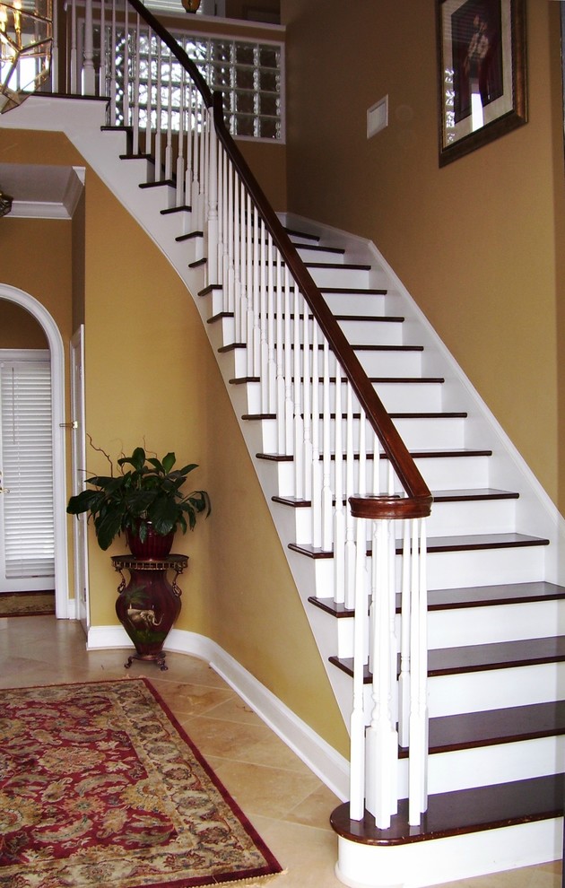 Cette photo montre un escalier courbe chic avec des contremarches en bois.