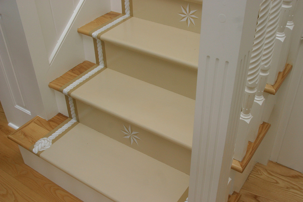 Inspiration pour un escalier peint marin en L de taille moyenne avec des marches en bois peint.