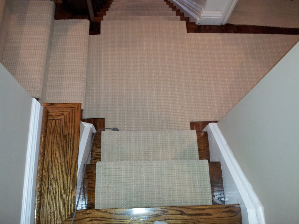 Aménagement d'un escalier droit classique de taille moyenne.