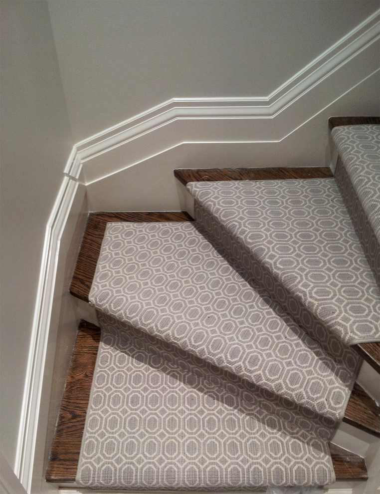 Imagen de escalera curva bohemia de tamaño medio con escalones de madera y contrahuellas de madera pintada