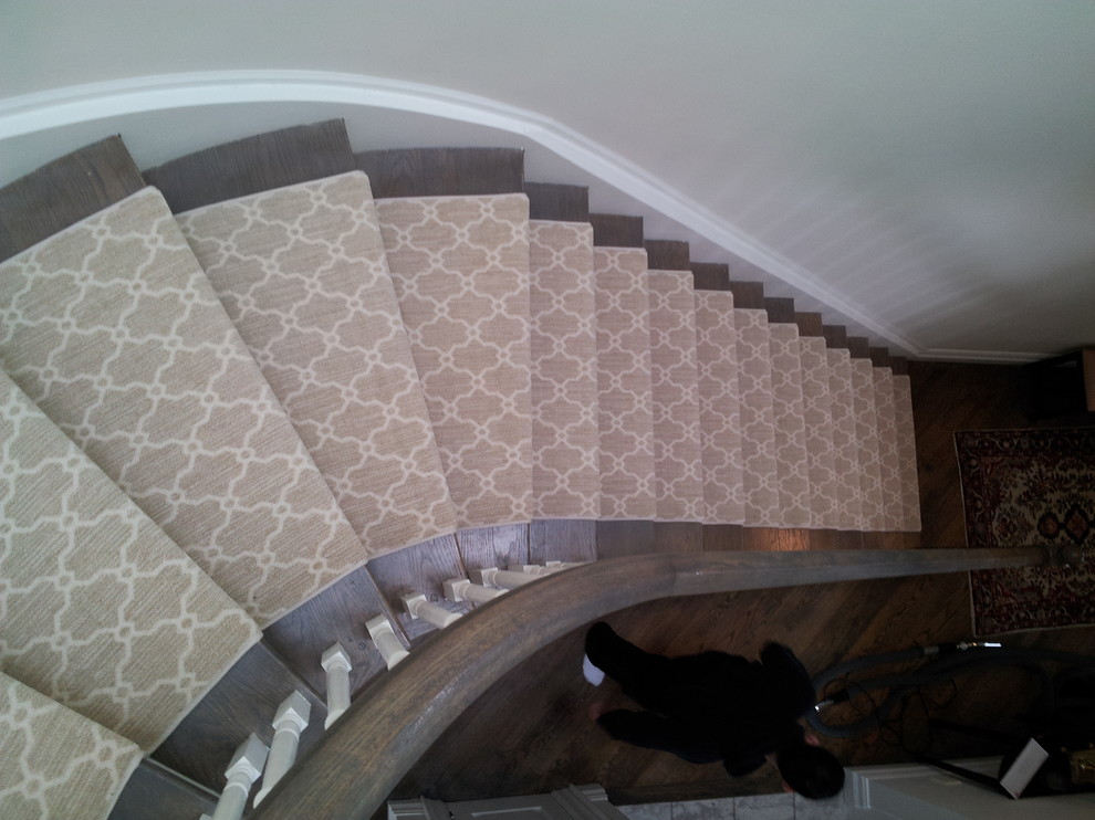 Стильный дизайн: большая изогнутая лестница в стиле неоклассика (современная классика) - последний тренд