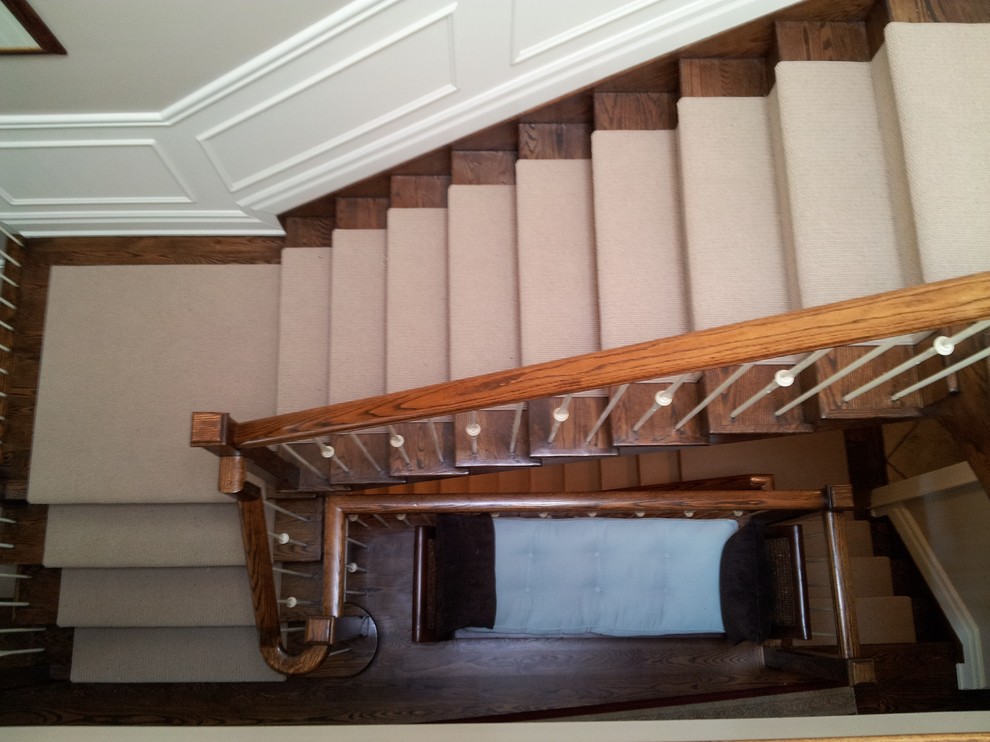 Diseño de escalera en L clásica renovada de tamaño medio