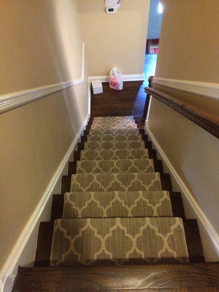На фото: маленькая прямая лестница в стиле модернизм с ступенями с ковровым покрытием и ковровыми подступенками для на участке и в саду с
