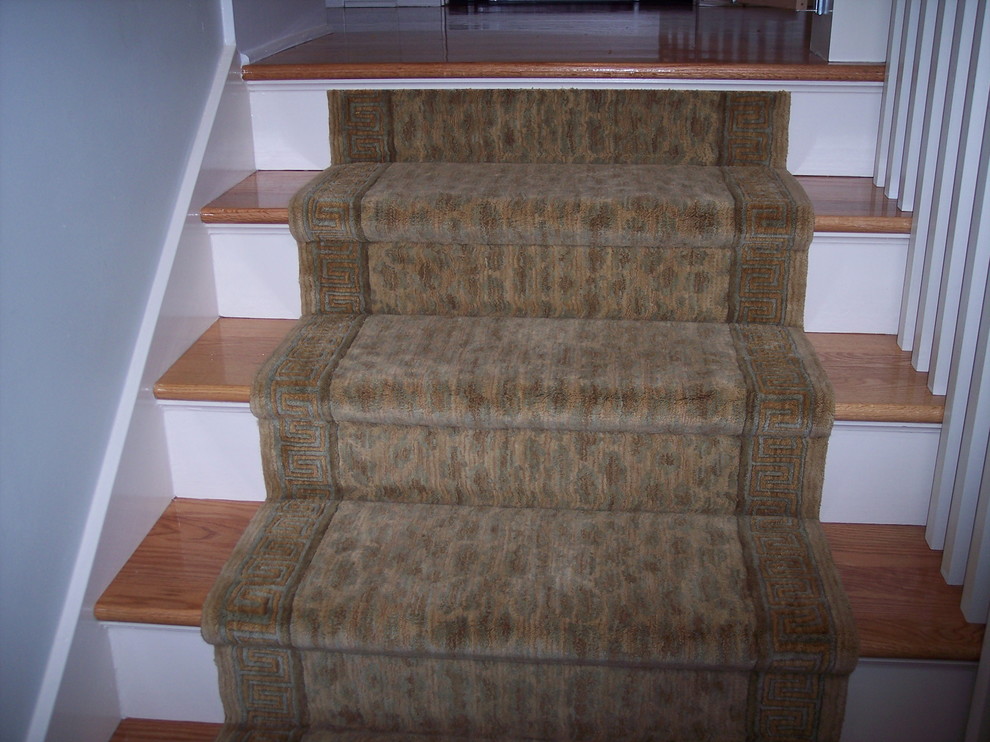 Cette image montre un escalier peint droit traditionnel de taille moyenne avec des marches en bois.