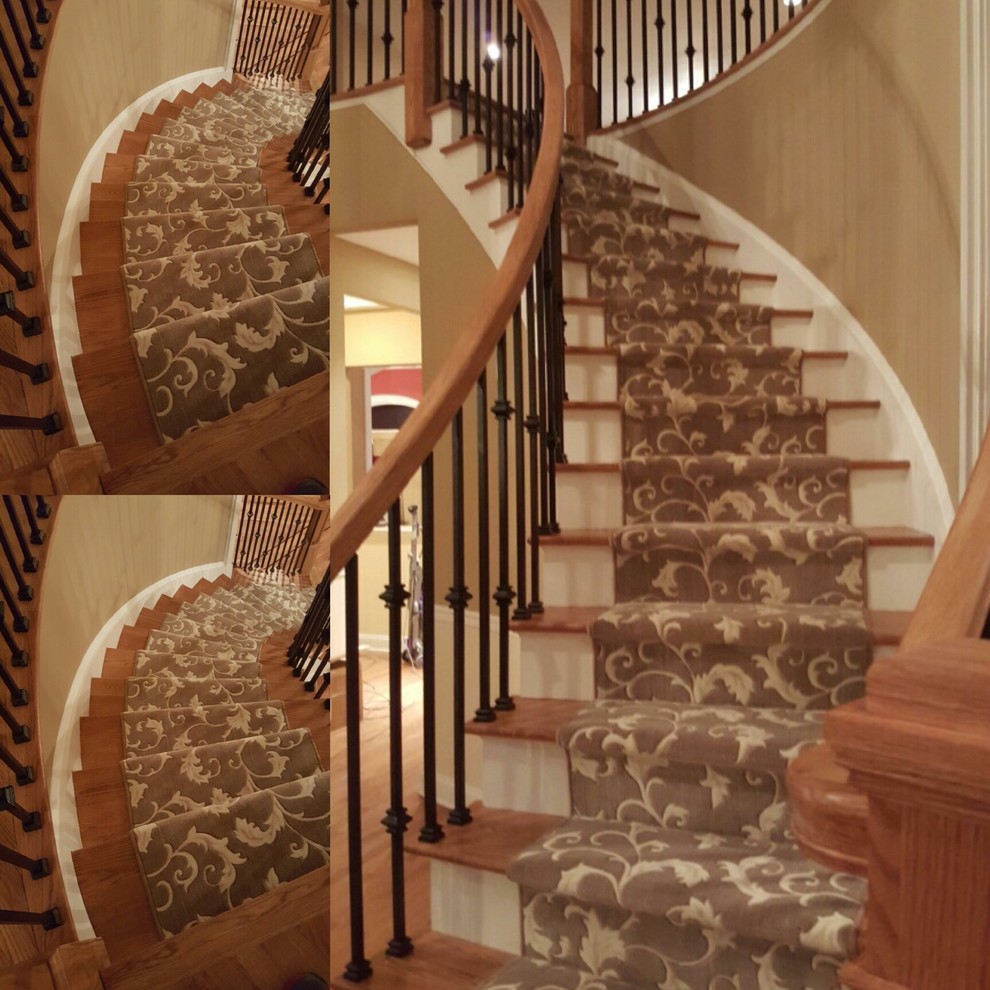 На фото: изогнутая лестница среднего размера в классическом стиле с ступенями с ковровым покрытием и ковровыми подступенками