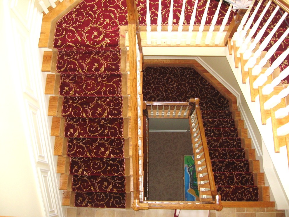 Cette image montre un escalier peint traditionnel en U de taille moyenne avec des marches en bois.