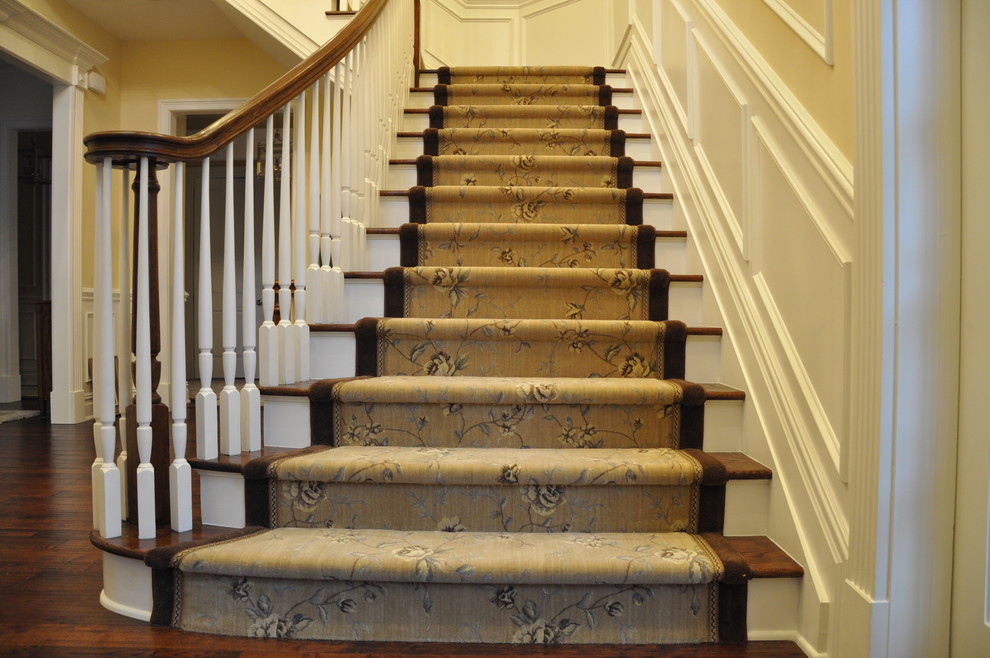 На фото: угловая лестница среднего размера в классическом стиле с деревянными ступенями и крашенными деревянными подступенками с