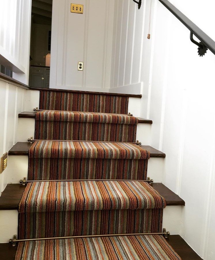 Ejemplo de escalera recta tradicional con escalones de madera y contrahuellas de madera pintada