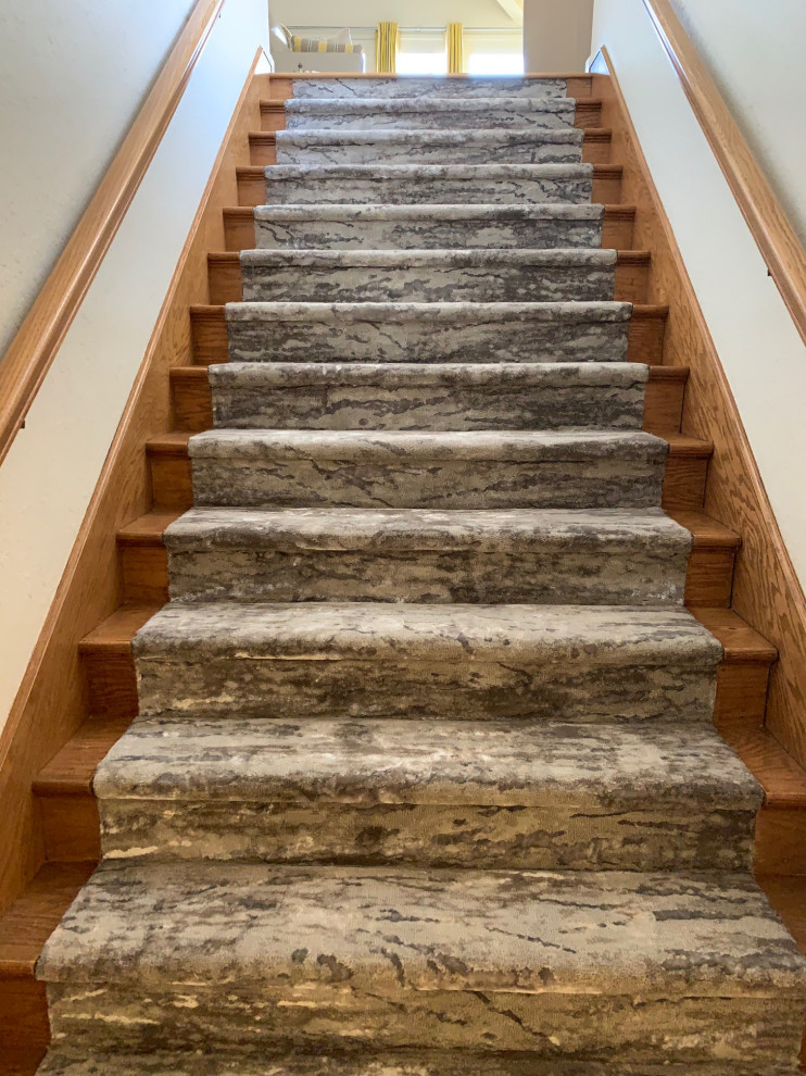 Diseño de escalera recta clásica renovada de tamaño medio con contrahuellas de madera y barandilla de madera