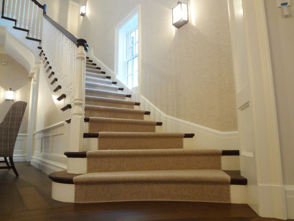 Идея дизайна: большая угловая лестница в стиле неоклассика (современная классика) с ступенями с ковровым покрытием и ковровыми подступенками