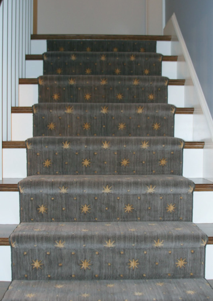 Idéer för en stor klassisk l-trappa, med heltäckningsmatta och sättsteg med heltäckningsmatta