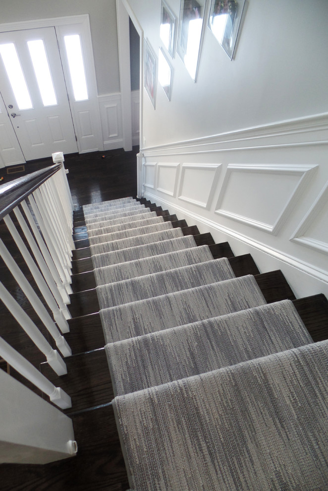 ボストンにある中くらいなトランジショナルスタイルのおしゃれな直階段の写真