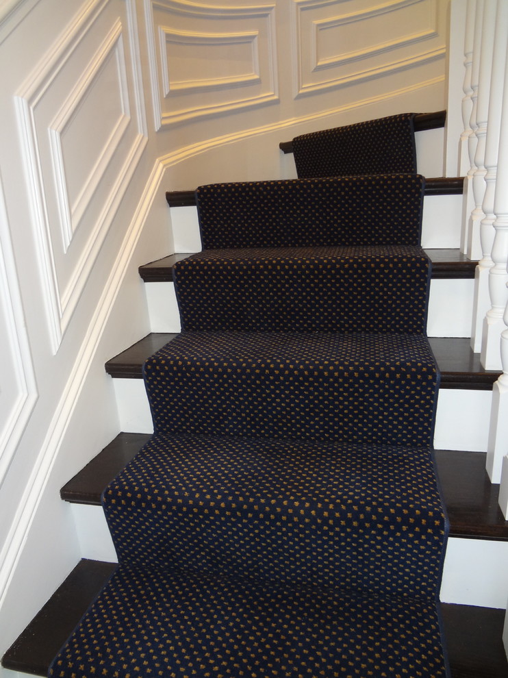 Свежая идея для дизайна: большая угловая лестница в стиле неоклассика (современная классика) с ступенями с ковровым покрытием и ковровыми подступенками - отличное фото интерьера