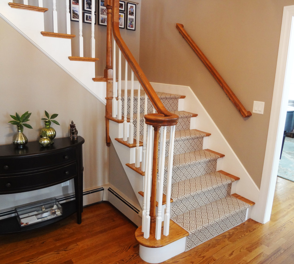 Пример оригинального дизайна: большая угловая лестница в стиле неоклассика (современная классика) с ступенями с ковровым покрытием и ковровыми подступенками