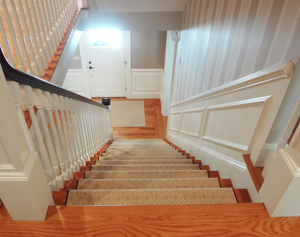 Idée de décoration pour un grand escalier droit tradition avec des marches en moquette et des contremarches en moquette.
