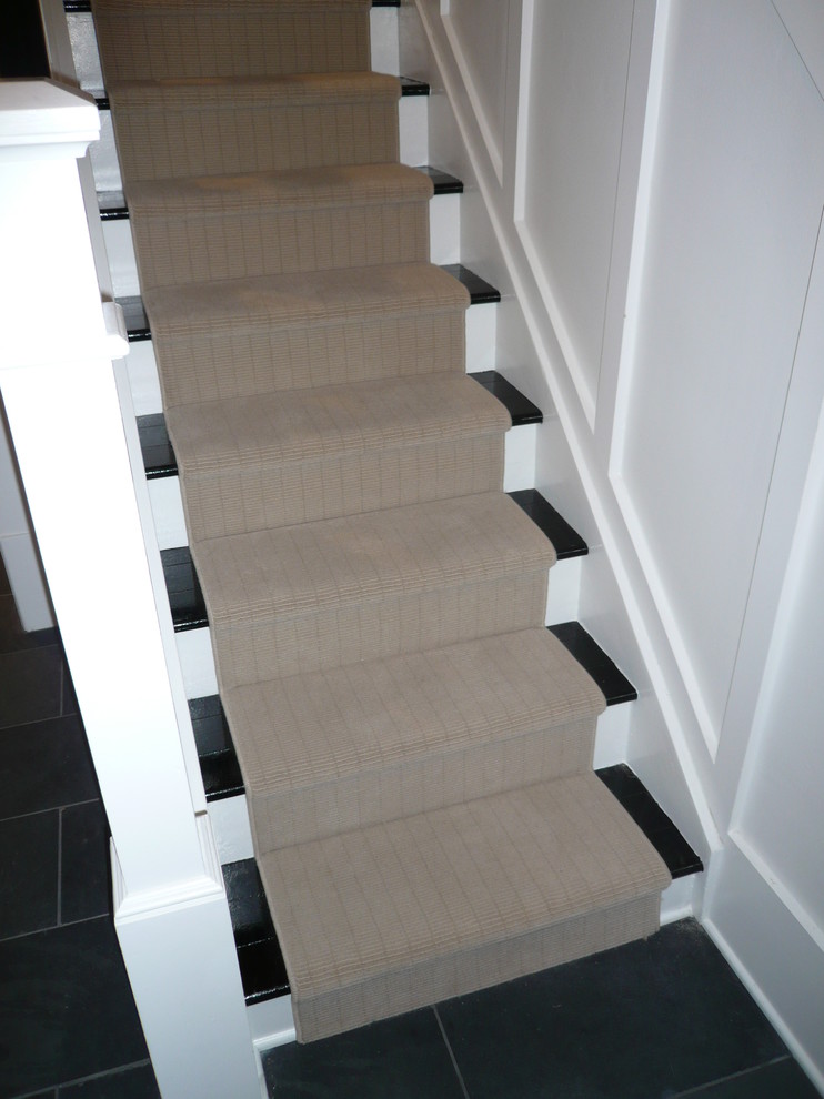 Пример оригинального дизайна: прямая лестница среднего размера в современном стиле с ступенями из плитки и крашенными деревянными подступенками