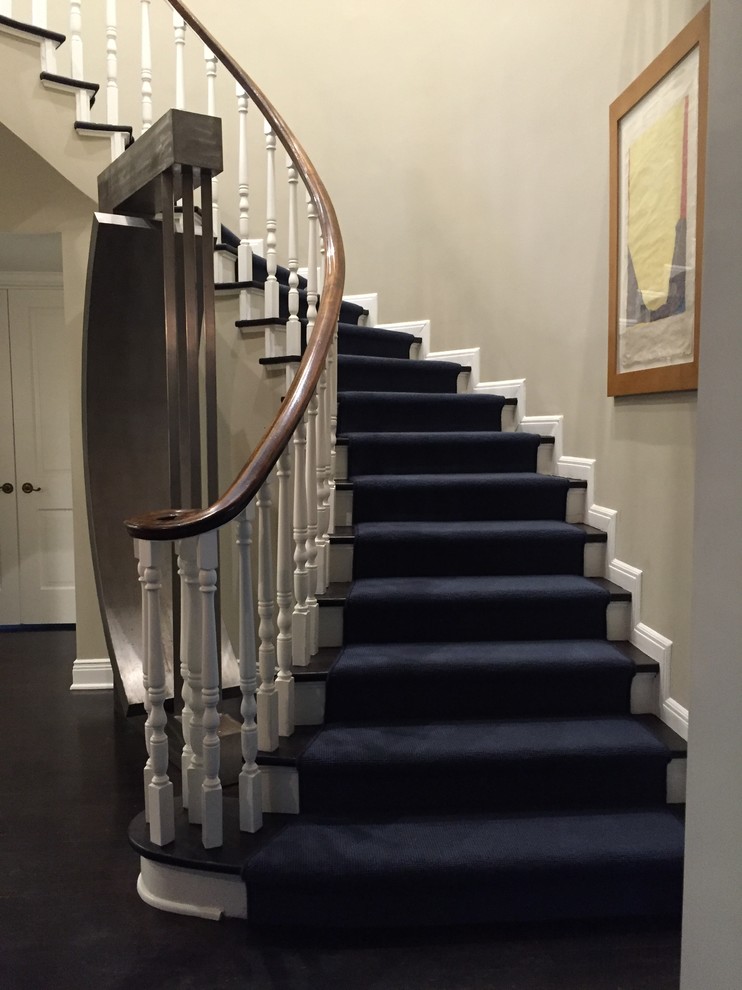 Стильный дизайн: изогнутая лестница среднего размера в классическом стиле с деревянными ступенями и крашенными деревянными подступенками - последний тренд