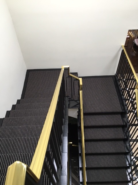 Пример оригинального дизайна: большая п-образная лестница в современном стиле с крашенными деревянными ступенями и крашенными деревянными подступенками