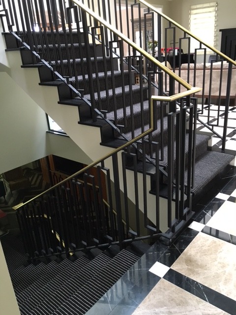 Идея дизайна: большая п-образная лестница в современном стиле с крашенными деревянными ступенями и крашенными деревянными подступенками