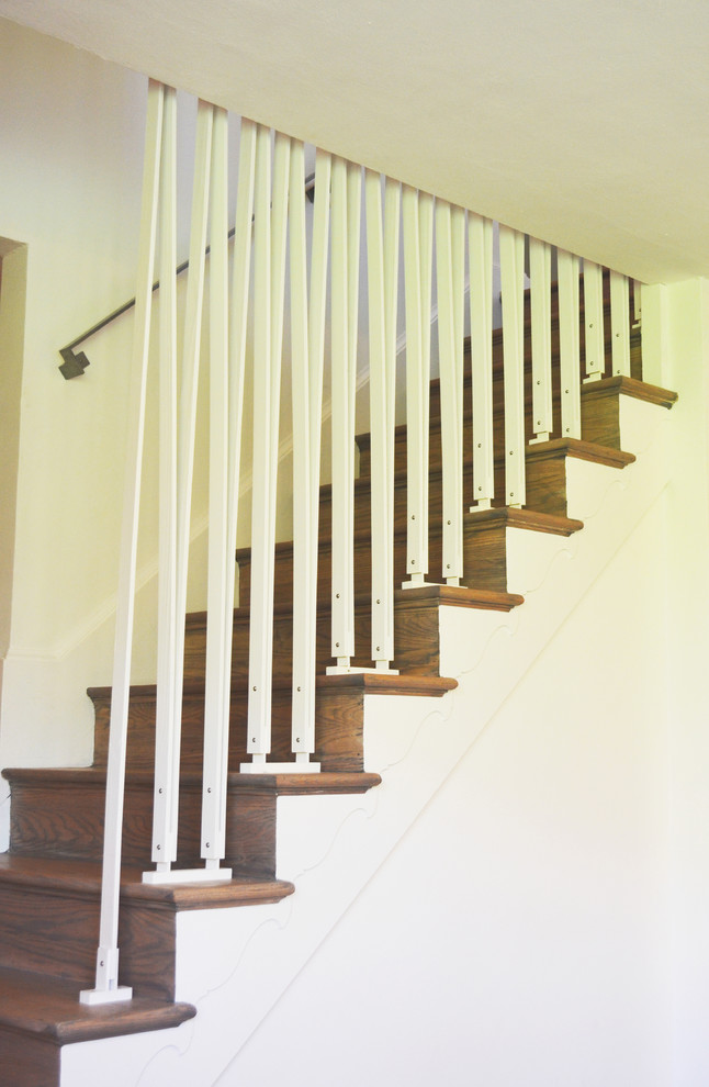 Foto de escalera recta contemporánea pequeña con escalones de madera, contrahuellas de madera y barandilla de madera
