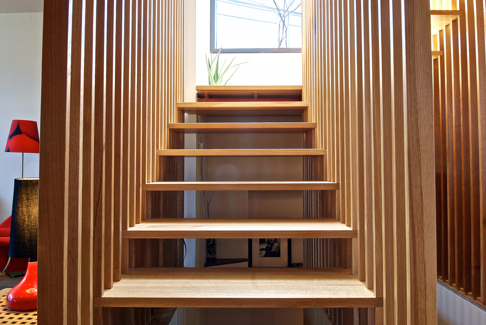 Идея дизайна: лестница на больцах в стиле модернизм без подступенок