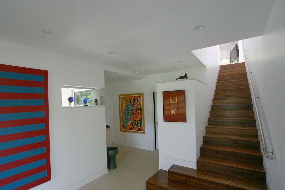 Exemple d'un escalier tendance avec des marches en bois et des contremarches en bois.