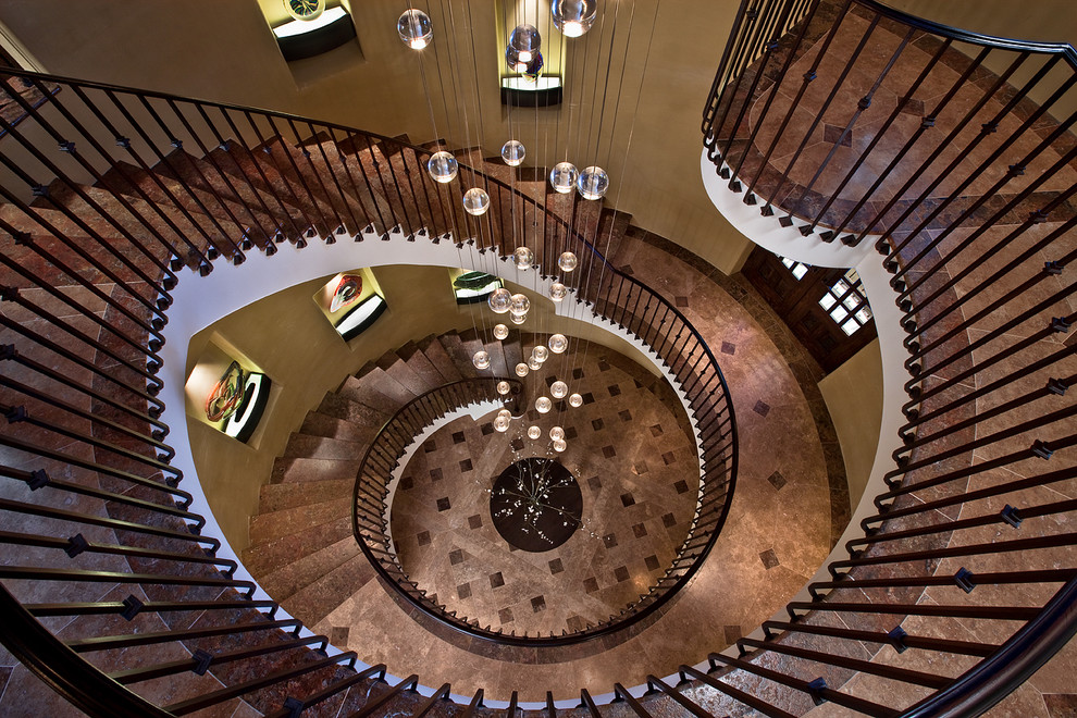 Свежая идея для дизайна: изогнутая лестница в средиземноморском стиле - отличное фото интерьера