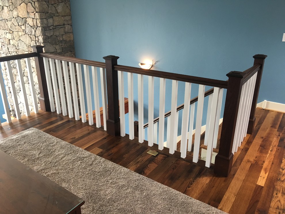 Idée de décoration pour un grand escalier peint chalet en L avec des marches en bois.