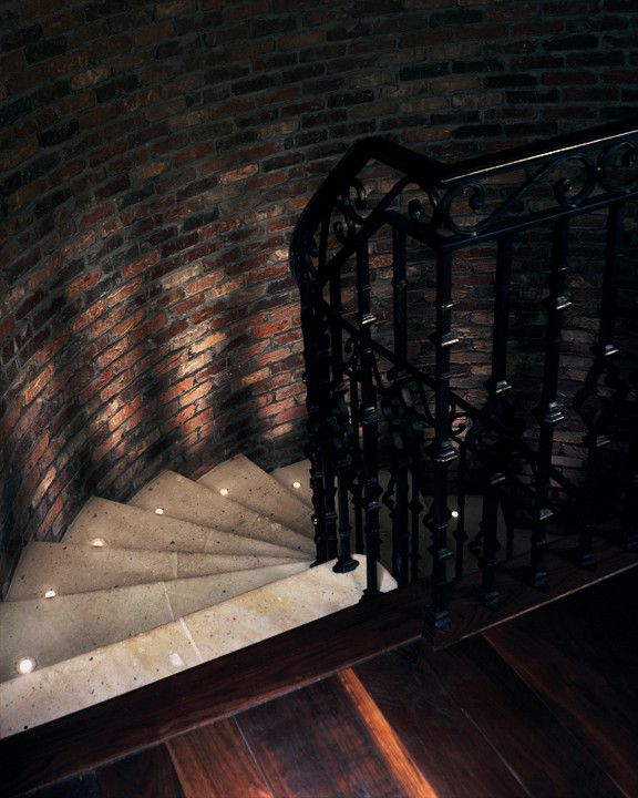 デンバーにあるトラディショナルスタイルのおしゃれな階段の写真