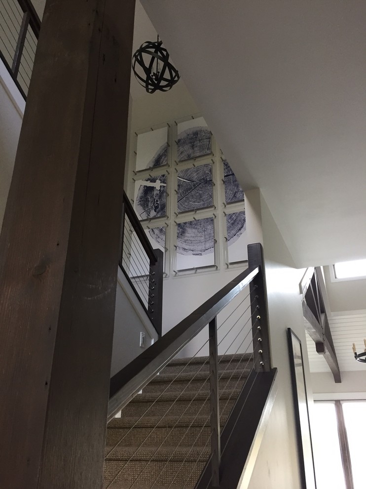 Foto på en funkis u-trappa, med heltäckningsmatta, sättsteg med heltäckningsmatta och räcke i flera material