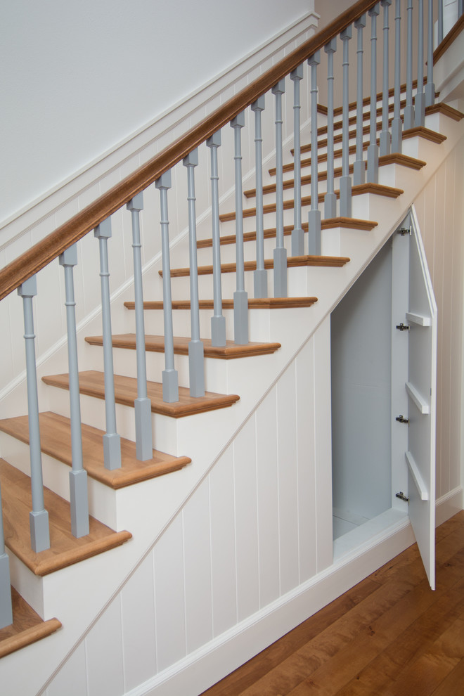Aménagement d'un escalier droit classique avec des marches en bois.