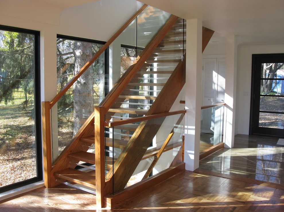 Inspiration för en stor funkis flytande trappa i trä, med öppna sättsteg och räcke i glas