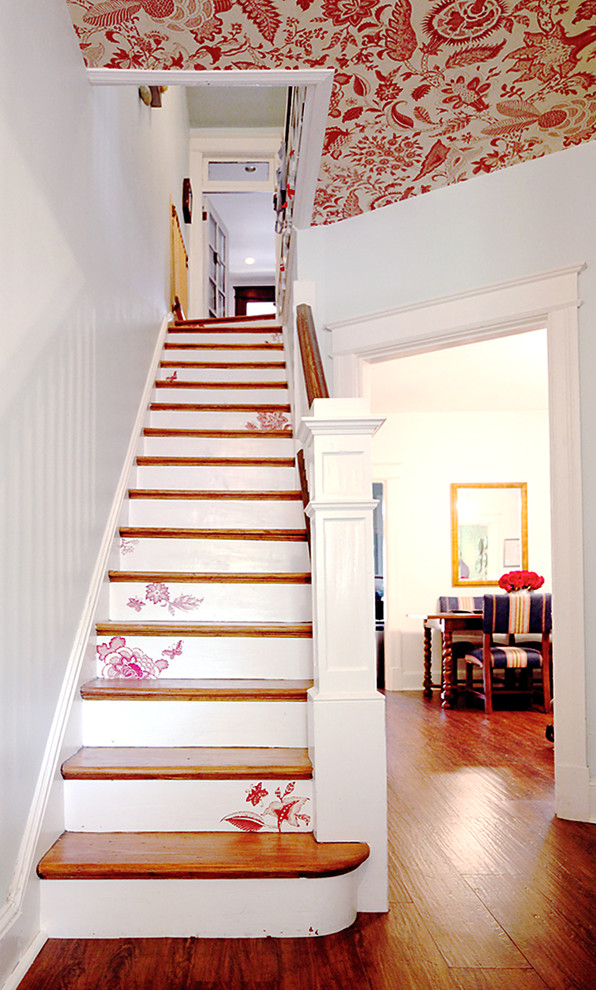 Imagen de escalera recta romántica con escalones de madera y contrahuellas de madera pintada