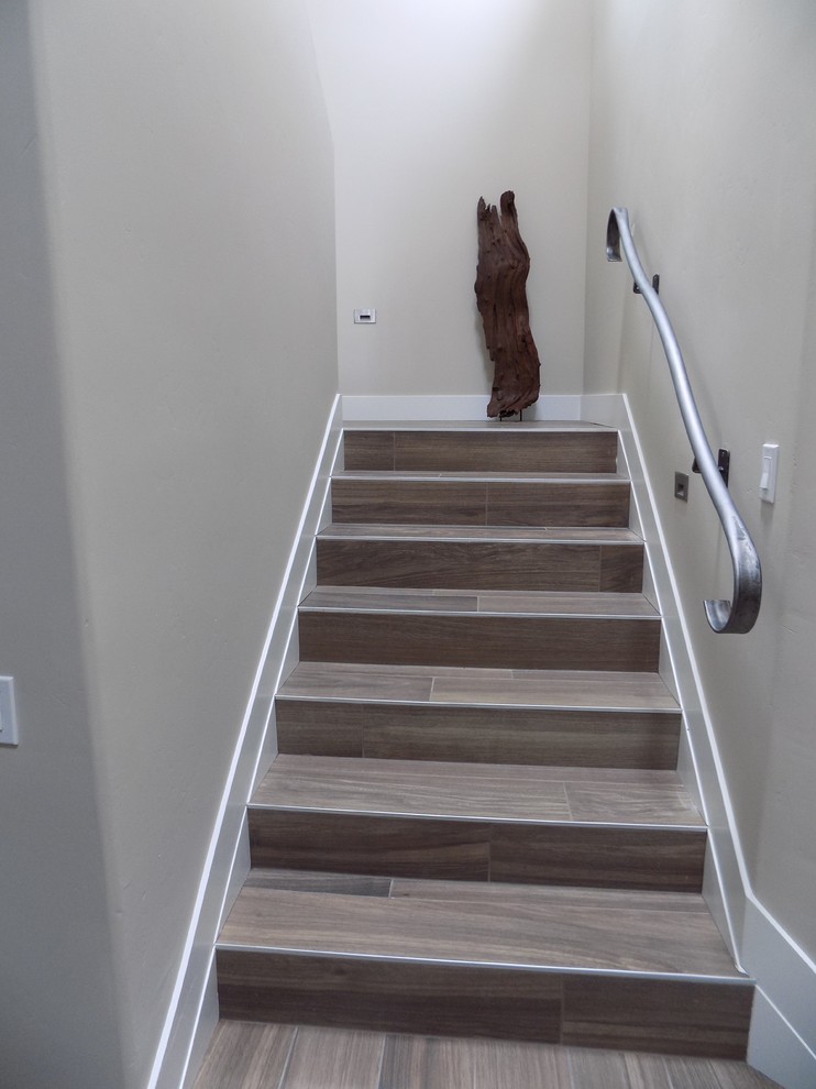 Свежая идея для дизайна: п-образная лестница среднего размера в современном стиле с ступенями из плитки и крашенными деревянными подступенками - отличное фото интерьера