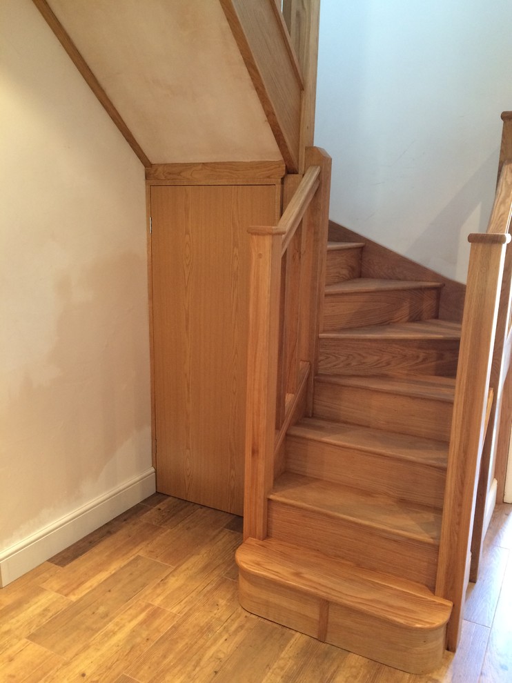 Cette image montre un escalier design de taille moyenne.