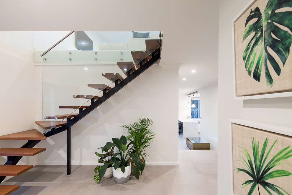 Foto de escalera en L minimalista de tamaño medio con escalones de madera
