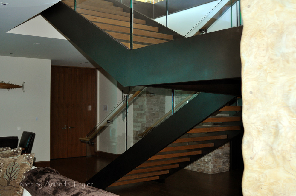 Diseño de escalera en U actual de tamaño medio sin contrahuella con escalones de madera