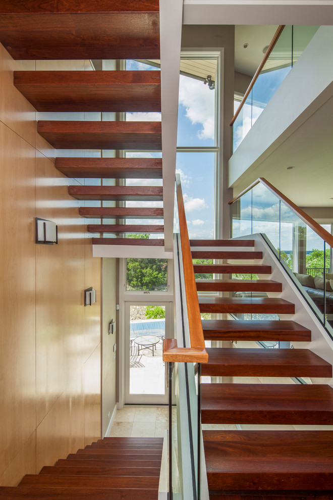 На фото: п-образная лестница в стиле неоклассика (современная классика) с деревянными ступенями без подступенок