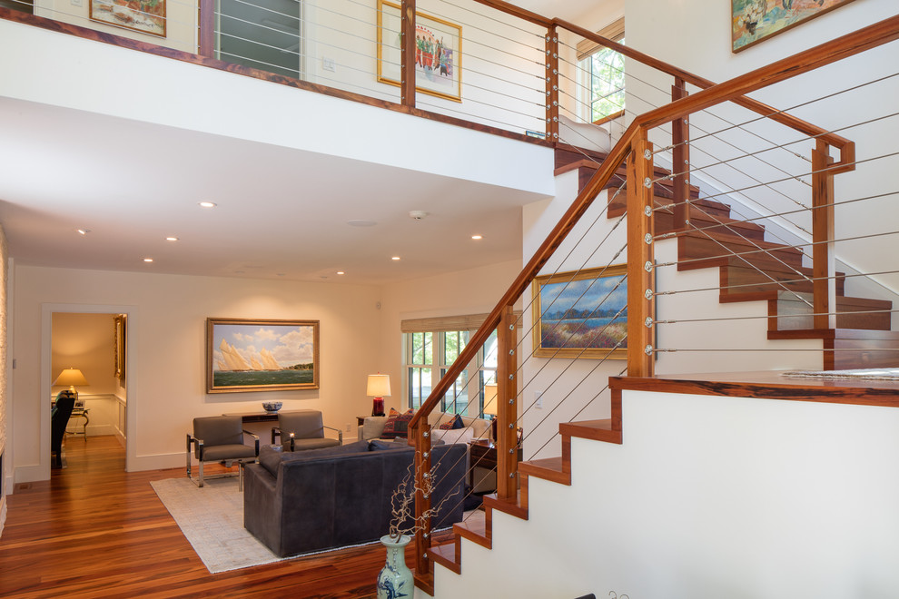 Imagen de escalera en U clásica renovada de tamaño medio con escalones de madera, contrahuellas de madera y barandilla de cable