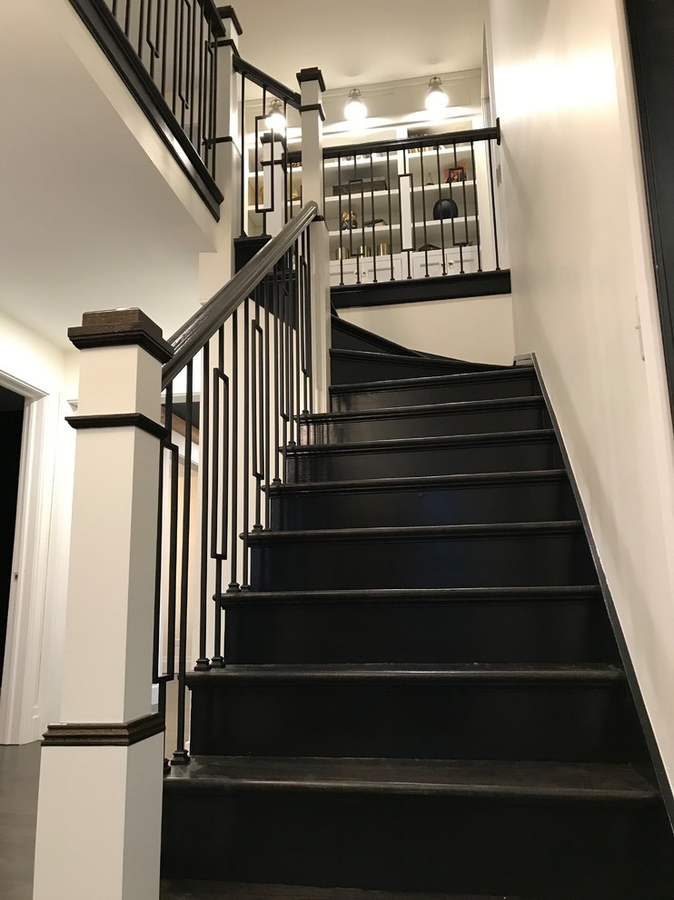 シカゴにある高級な中くらいなトラディショナルスタイルのおしゃれなかね折れ階段 (フローリングの蹴込み板、混合材の手すり) の写真
