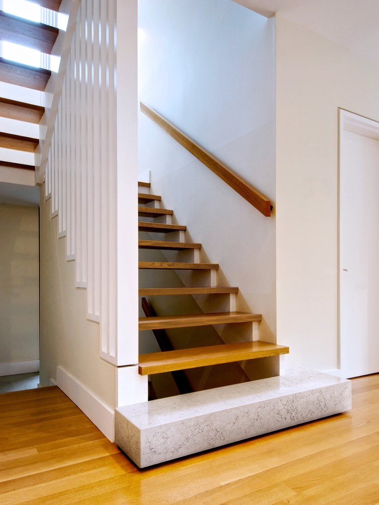 Foto de escalera minimalista sin contrahuella con barandilla de madera y escalones de madera