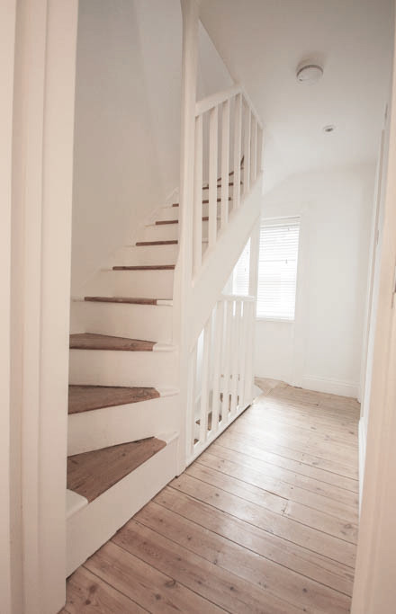 Источник вдохновения для домашнего уюта: лестница в стиле шебби-шик