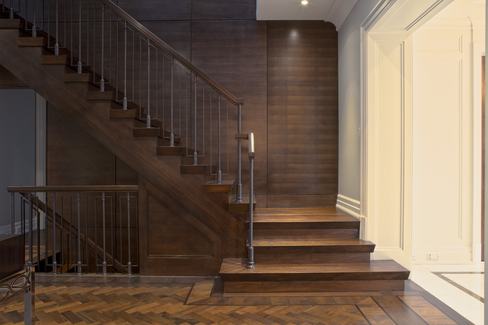 Modelo de escalera recta tradicional renovada de tamaño medio con escalones de madera y contrahuellas de madera