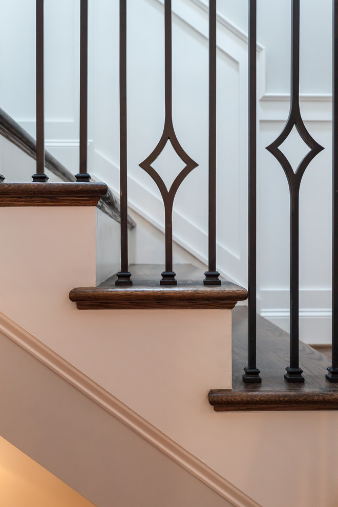 Стильный дизайн: п-образная лестница в классическом стиле с деревянными ступенями, крашенными деревянными подступенками и перилами из смешанных материалов - последний тренд
