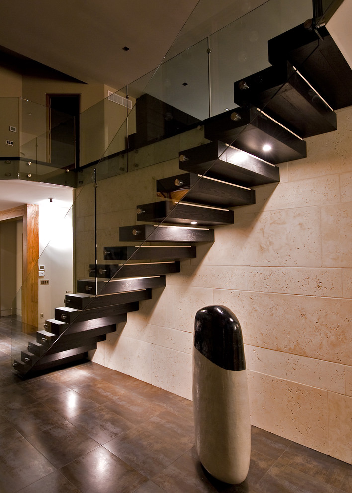 Свежая идея для дизайна: лестница на больцах в стиле модернизм без подступенок - отличное фото интерьера