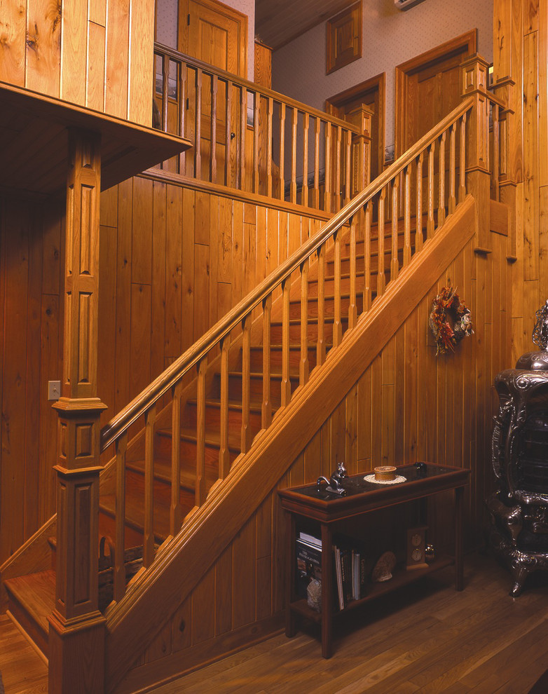 Ejemplo de escalera recta de estilo americano de tamaño medio con escalones de madera, contrahuellas de madera y barandilla de madera