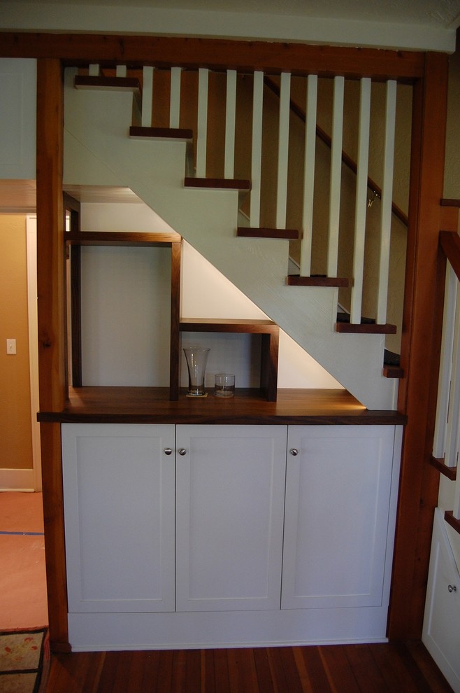 Modelo de escalera en L de estilo americano pequeña con escalones de madera y contrahuellas de madera