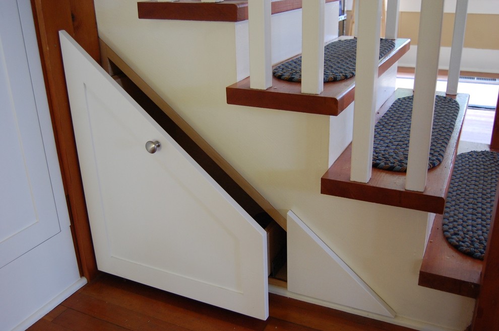 Diseño de escalera en L de estilo americano pequeña con escalones de madera y contrahuellas de madera