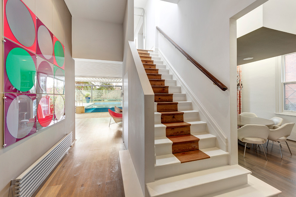 Foto de escalera recta actual con escalones de madera pintada y contrahuellas de madera pintada