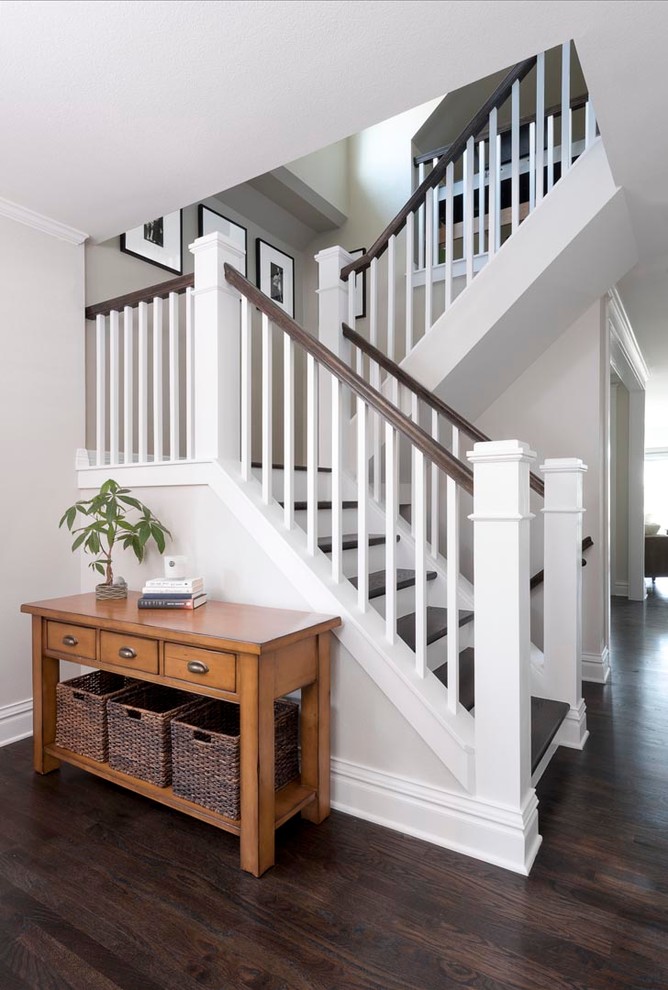 На фото: угловая деревянная лестница в стиле неоклассика (современная классика) с деревянными ступенями с